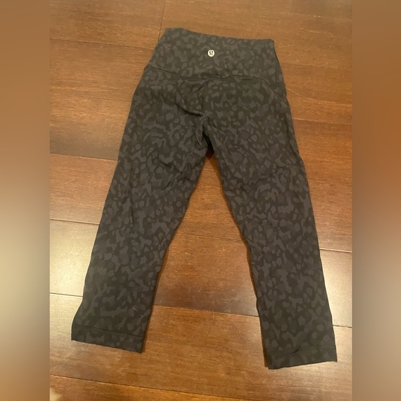 Lululemon Black animal print Pattern Leggings Size 2 - Picture 1 of 4
